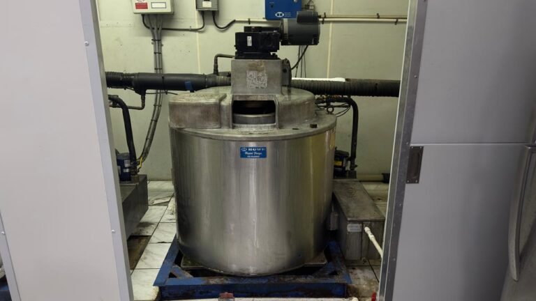 Flake ice machine and its gear drive